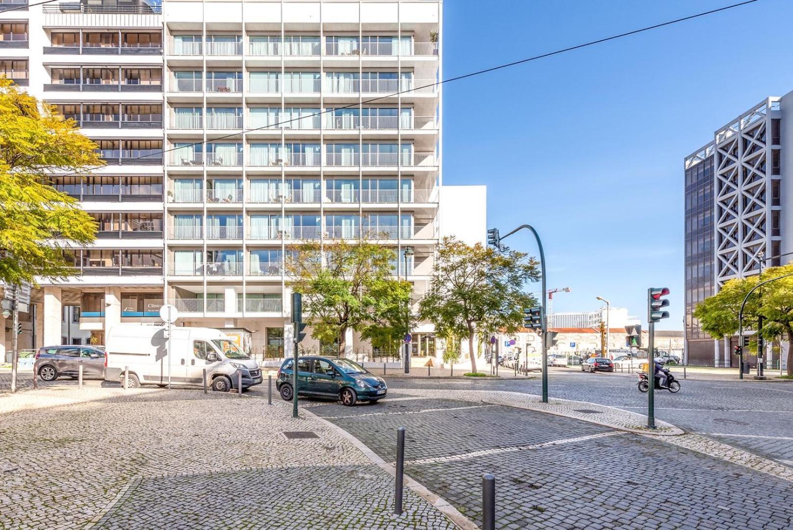 Guestready - 2Br Apt Carlos I With Terrace And Gym Apartment Lisbon Bagian luar foto